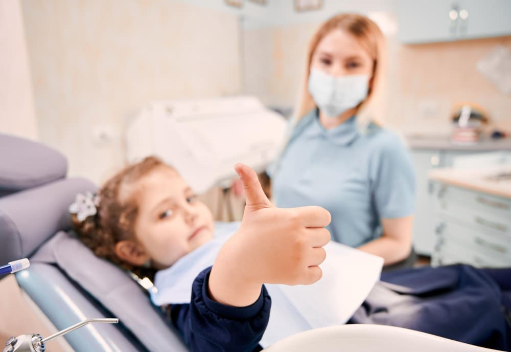 Niña en el dentista
